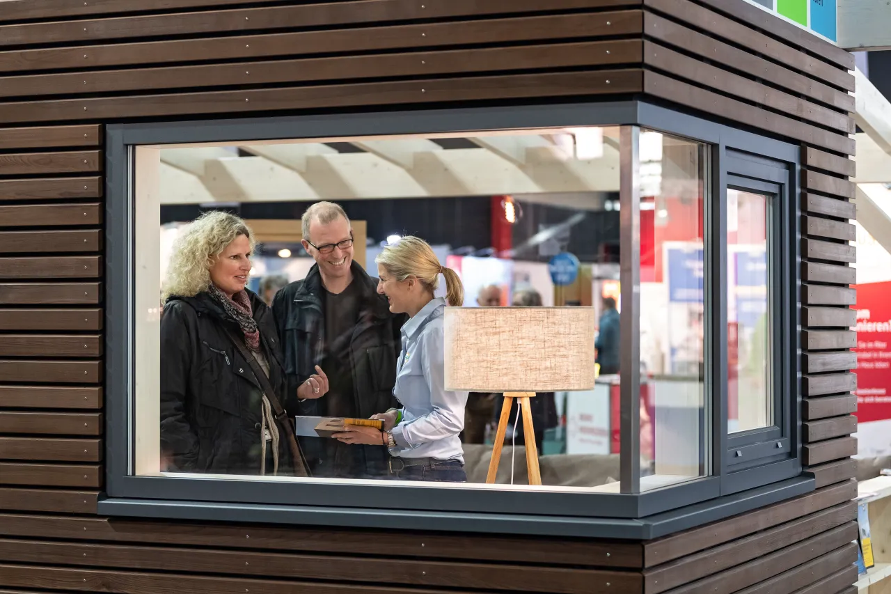 Personen hinter Glas im Holzhaus